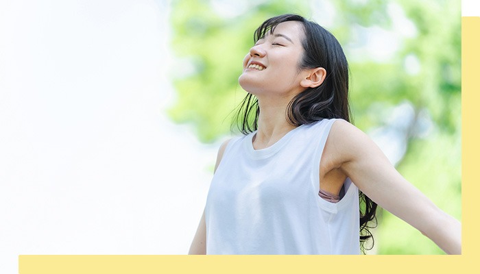 深呼吸する女性